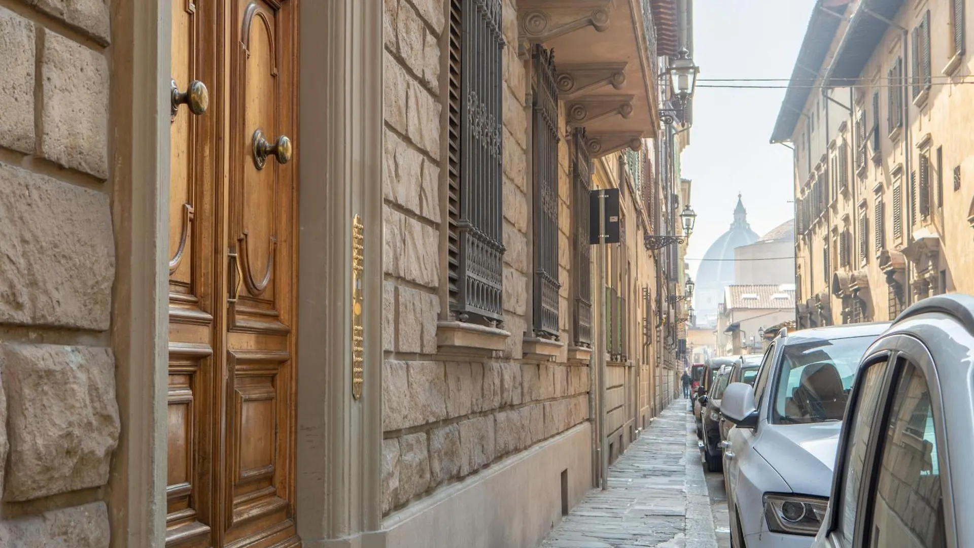 Capponi Palace contacts